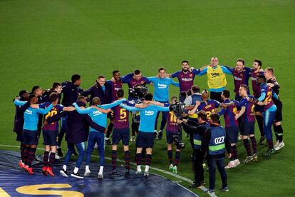 Los jugadores del FC Barcelona celebran el título de Liga.