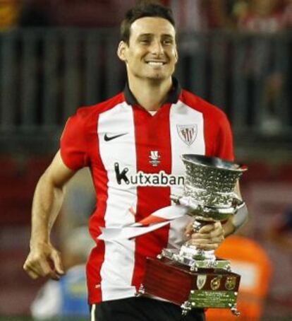 Aduriz, con el trofeo.