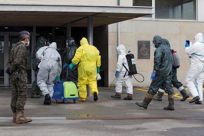 Varios militares realizan labores de limpieza en una residencia de Vigo en la que se detectaron 200 contagios por coronavirus entre usuarios y trabajadores.