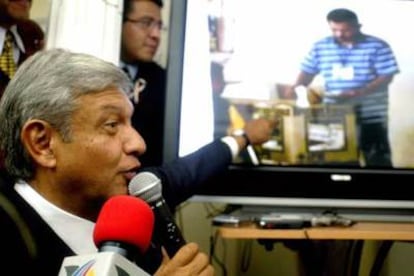 López Obrador presenta uno de los vídeos con pruebas sobre un posible fraude electoral en México.
