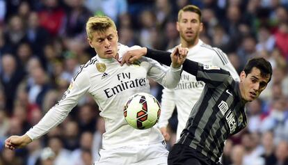 Kroos y Juanmi pugnan por el balón.