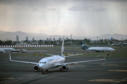 Dos aviones se trasladan en las pistas del Aeropuerto Internacional de la Ciudad de México.