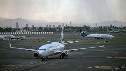 Aviones del Grupo Aeroméxico en la pista del Aeropuerto Internacional Benito Juárez, en Ciudad de México, en mayo de 2021.