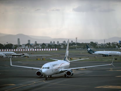 Aviones del Grupo Aeroméxico en la pista del Aeropuerto Internacional Benito Juárez, en Ciudad de México, en mayo de 2021.