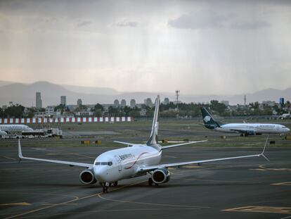 Un avión se prepara para despegar desde una de las pistas del Aeropuerto Internacional de Ciudad de México