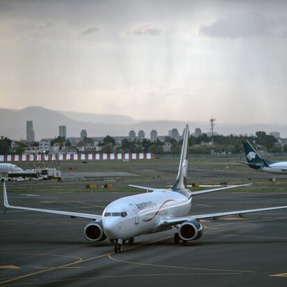 Dos aviones se trasladan en las pistas del Aeropuerto Internacional de la Ciudad de México.