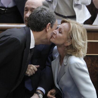 Zapatero besa a la vicepresidenta Elena Salgado en presencia de Pérez Rubalcaba.