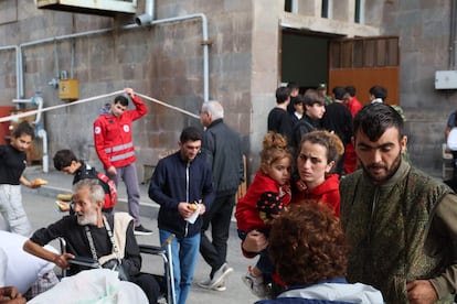 Varios refugiados, ayer ante una oficina de Cruz Roja cerca de la frontera armenia con Nagorno Karabaj.