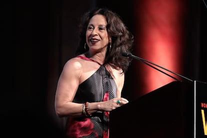 María Hinojosa recibe un premio en Nueva York en octubre de 2017.