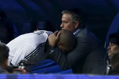 Mourinho abraza a Pepe tras su gol.