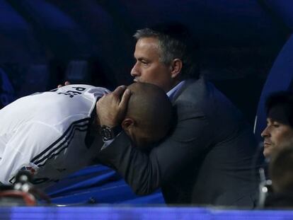 Mourinho abraza a Pepe tras su gol.