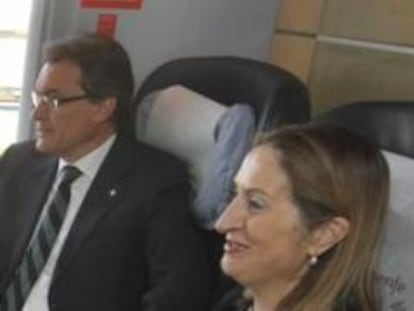 El príncipe Felipe, el presidente del Gobierno, Mariano Rajoy, el presidente de la Generalitat de Cataluña, Artur Mas, y la ministra de fomento, Ana Pastor, durante el viaje inaugural del AVE a la frontera francesa