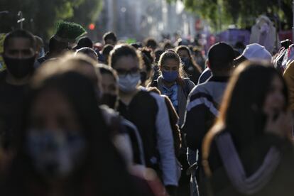 Decenas de personas caminan en el centro de Bogotá, el 16 de diciembre.