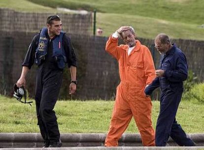 El patrón del <i>Saulo,</i> José Quevedo (con mono naranja), y el capitán, Cristo Herrera, a su llegada al hospital.