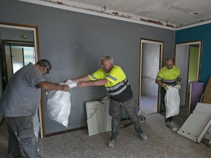 De izquierda a derecha, Vicente, Juan y Francisco, trabajan en la rehabilitación de un piso para uso social.