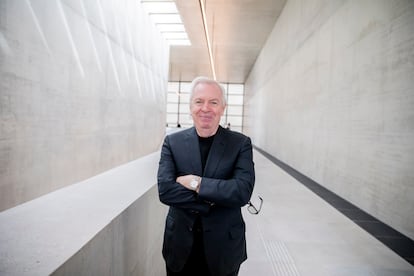 FILED - 10 July 2019, Berlin: David Chipperfield, architect of the James Simon Gallery, stands before a press conference for the upcoming opening of the James Simon Gallery in the same. Briton David Chipperfield will receive this year's Pritzker Prize for Architecture. This was announced by the jury on Tuesday. Photo: Christoph Soeder/dpa (Photo by Christoph Soeder/picture alliance via Getty Images)