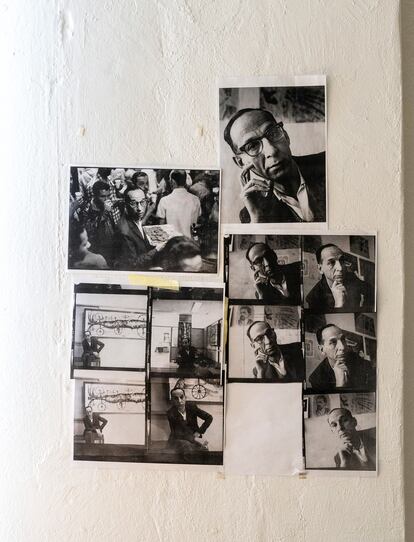 El estudio de Hamlet Lavastida alberga este mural con fotos de Virgilio Piñera, intelectual cubano represaliado en su día por el régimen.