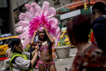 Una mujer disfrazada en Times Square, Nueva York. 12 de mayo de 2014.