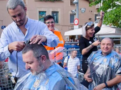 Agents de Terrassa es tallen els cabells.