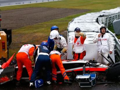 Los operarios del circuito de Suzuka intentan ayudar a Bianchi tras su accidente.