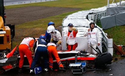 Els operaris del circuit de Suzuka intenten ajudar Bianchi després de l'accident que va patir.