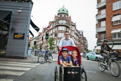 Ciclistas en el barrio de Vesterbro, en Copenhague, una ciudad donde más de la mitad de las personas que se mueve para ir al trabajo elige la bicicleta.