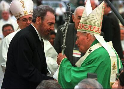Fidel Castro saluda a Juan Pablo II en La Habana en 1998.