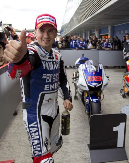 Jorge Lorenzo celebra la primera plaza obtenida en la clasificación.