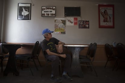 Un hombre ex trabajador de la mina, descansa tomando una cerveza en el bar llamado la cabaña del Tío Tom, una vieja barra ubicada frente al sindicato de mineros. 
