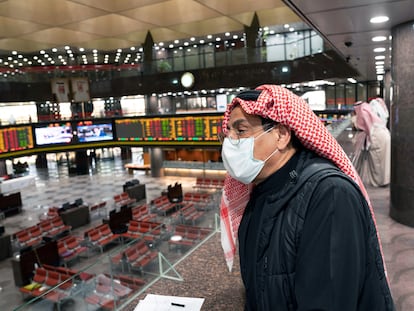 Trabajador con mascarilla en la bolsa de Kuwait.