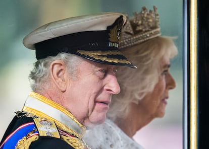 Carlos III, junto a Camila, viajan en la carroza real hacia el Palacio de Westminster.