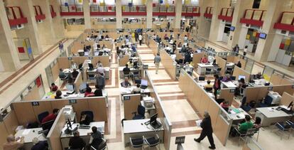 Vista de la delegación de Hacienda de Guzmán el Bueno, en Madrid, donde se facilita la realización de la declaración de la Renta a los contribuyentes. EFE/Archivo