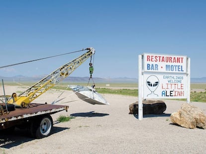 Los lugareños aprovechan las leyendas sobre extraterrestres. En las cercanías a la base militar del Área 51 hay un motel con el nombre Little Aleinn.