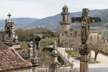 Cruces de piedra y un campanario en torno a la iglesia de Santa María de Beade, en Ourense.
