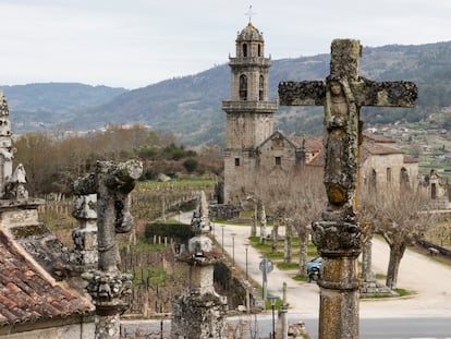 Cruces de piedra y un campanario en torno a la iglesia de Santa María de Beade, en Ourense.