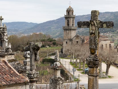 Creus de pedra i un campanar al voltant de l'església de Santa Maria de Beade, a Ourense.