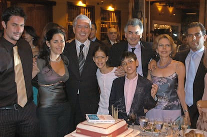 Mario Vargas Llosa (tercero por la izquierda) celebra su cumpleaños número 70 en un restaurante de Lima en 2006 acompañado de su familia.