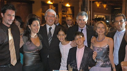 Mario Vargas Llosa (tercero por la izquierda) celebra su cumpleaños número 70 en un restaurante de Lima en 2006 acompañado de su familia.