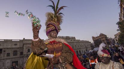 El Heraldo de los Reyes Magos a su paso por la plaza de San Francisco, en el centro de Sevilla.