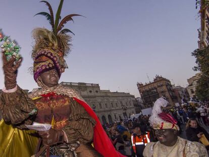 El Heraldo de los Reyes Magos a su paso por la plaza de San Francisco, en el centro de Sevilla.