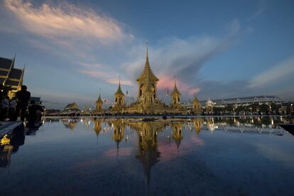 La luz se desvanece tras el crematorio real y el complejo funerario construido para el fallecido rey tailandés Bhumibol Adulyadej en Bangkok, Tailandia.
