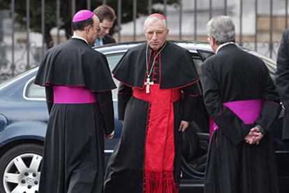 El cardenal Antonio María Rouco, en el centro, a su llegada al funeral de Estado del día 24 en La Almudena.