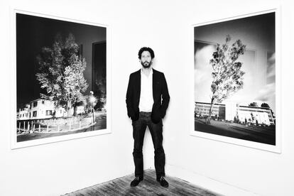 El curador José Roca, junto a la obra 'Augustos', de Guillermo Santos, en la sala de exposiciones de Flora ars+natura.