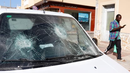 Un vehículo afectado por los incidentes de la noche de este domingo en Torre Pacheco.