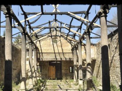 Estado en el que est&aacute; la capilla de Os Remedios de Ourense tras el incendio de julio de 2010.