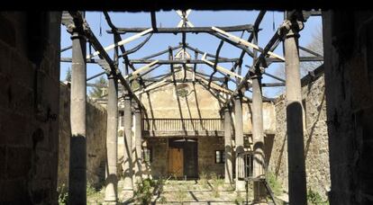 Estado en el que está la capilla de Os Remedios de Ourense tras el incendio de julio de 2010.