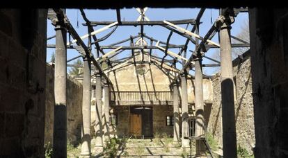 Estado en el que est&aacute; la capilla de Os Remedios de Ourense tras el incendio de julio de 2010.