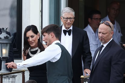 Convidados al enlace entre Jeff Bezos y Lauren Sánchez, Bill Gates y su novia Paula Hurd salen del Hotel St. Regis este viernes, en Venecia.