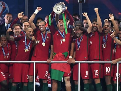 O capitão Cristiano Ronaldo levanta a taça da Eurocopa.