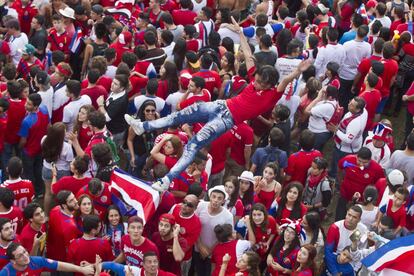 Costa Rica celebra a vitória contra a Grécia por pênaltis, em San José (Costa Rica), 29 de junho de 2014.